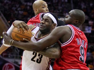 LeBron James bojuje o loptu s Dengom