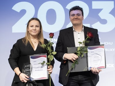 Na snímke vľavo lukostrelkyňa Denisa Baránková a jej tréner Vladimír Hurban počas slávnostného odovzdávania ocenení Športovec NŠC 2023