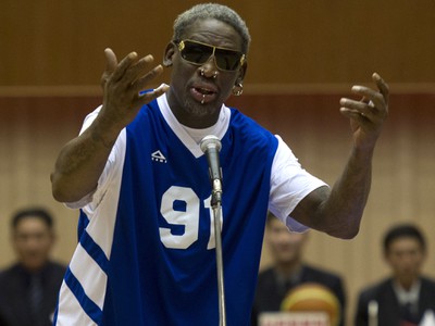 Basketbalová hviezda a šoumen Dennis Rodman zaspieval kórejskému diktátorovi k narodeninám