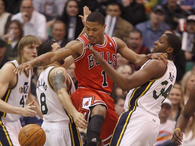 Derrick Rose bránený trojicou