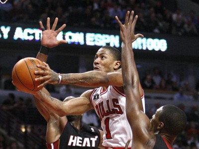 Derrick Rose bráneny dvojicou Bosh a Wade