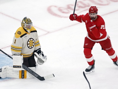 Kapitán Detroitu Red Wings Dylan Larkin sa teší po strelení gólu v zápase zámorskej hokejovej NHL Boston Bruins - Detroit Red Wings