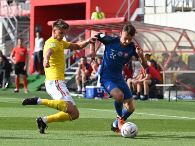 Vľavo hráč Rumunska Gabriel Danuleasa a hráč Slovenska Dominik Hollý bojujú o loptu