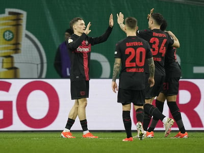 Florian Wirtz (vľavo) sa teší v DFB Pokale