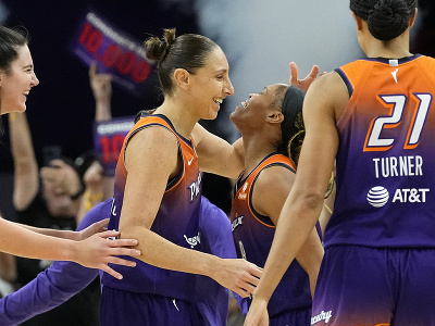 Americká basketbalistka Diana Taurasiová oslavuje zisk jubilejného 10 000 bodu v WNBA