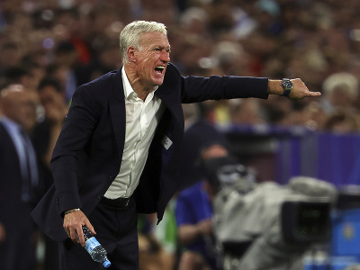 Tréner Didier Deschamps reaguje