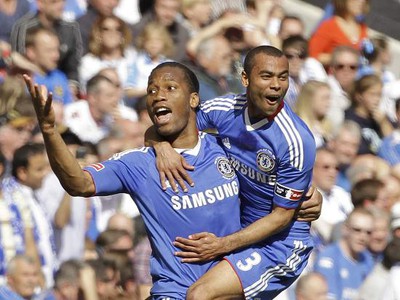 Didier Drogba a Ashley Cole