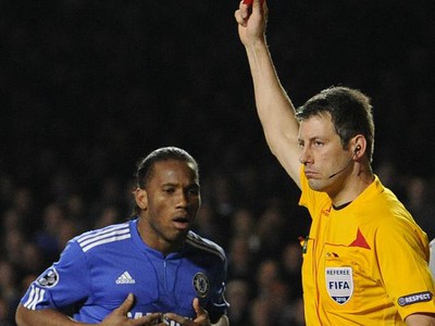 Didier Drogba sa opäť rozlúčil s Ligou majstrov červenou kartou, 16.3.2010