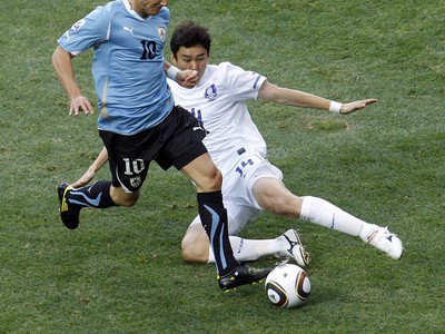 Diego Forlan a Lee Jung-soo v súboji o loptu