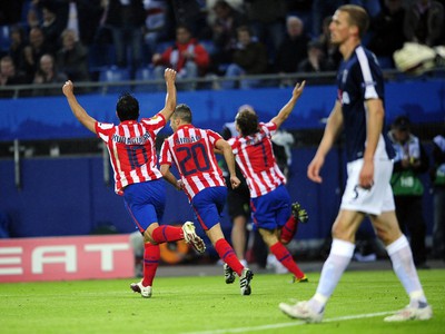 Diego Forlán sa raduje so spoluhráčmi, 12.5.2010