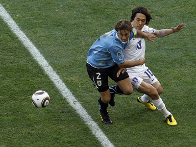 Diego Lugano a Chu-young v vzájomnom súboji