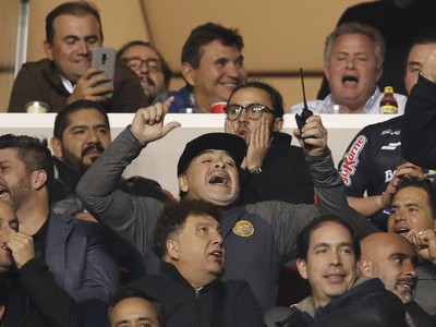 Diego Maradona sledoval prehru iba z tribúny