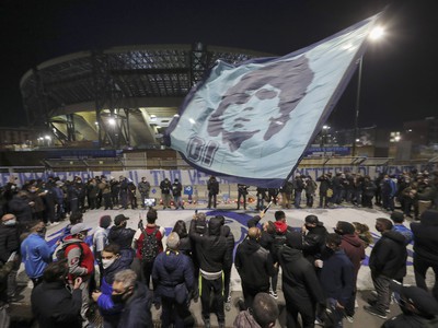 Fanúšikovia Neapola sa zišli pred štadiónom San Paolo, aby si uctili zosnúleho Diega Maradonu