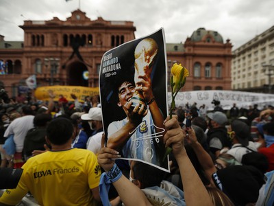 Davy smútiacich fanúšikov sa prišlo rozlúčiť s legendárnym Diegom Maradonom pred prezidentský palác Casa Rosada v Buenos Aires