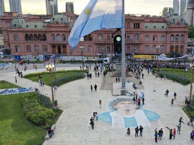 Davy smútiacich fanúšikov sa prišlo rozlúčiť s legendárnym Diegom Maradonom pred prezidentský palác Casa Rosada v Buenos Aires