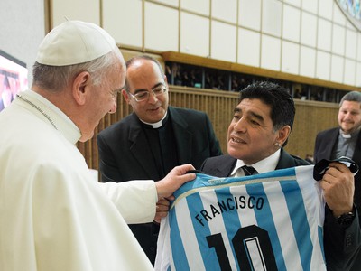 Diego Maradona daroval dres pápežovi Františkovi