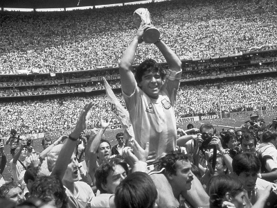 Diego Maradona s trofejou pre majstra sveta