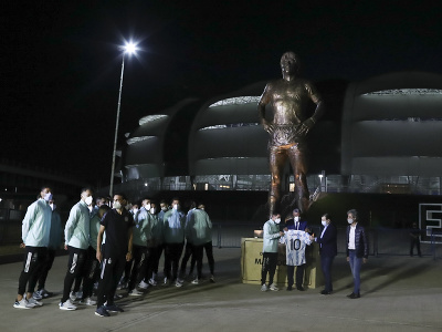 V Argentíne odhalili Maradonovu sochu