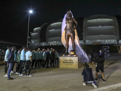 V Argentíne odhalili Maradonovu sochu