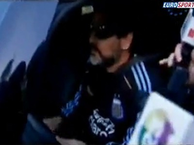 Diego Maradona pri prejdení