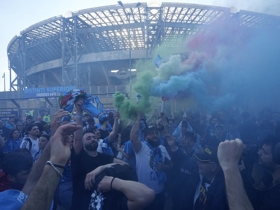 Fanúšikovia Neapola pri štadióne Diega Maradonu