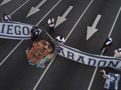Fanúšikovia oplakávajú smrť božského Diega Maradonu v uliciach Buenos Aires