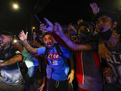 Fanúšikovia oplakávajú smrť božského Diega Maradonu v uliciach Buenos Aires