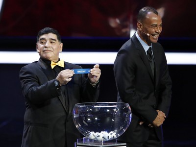 Vľavo Diego Maradona, vpravo Cafu