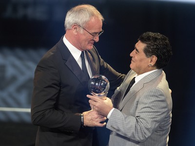 Argentínska futbalová legenda Diego Maradona (vpravo) odovzdáva cenu Claudiovi Ranierimu, ktorý sa stal najlepším trénerom roka 2016 na slávnostnom galavečere The Best FIFA Football Awards v Zürichu