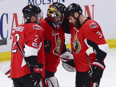 Hokejisti Ottawy Senators sa tešia po víťazstve nad Tučniakmi