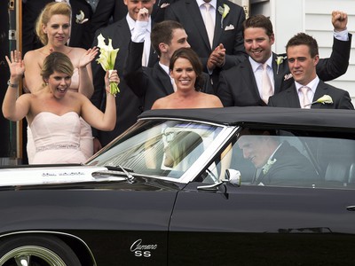 Dion Phaneuf a Elisha Cuthbert odchádzajú na svadobnom vozidle