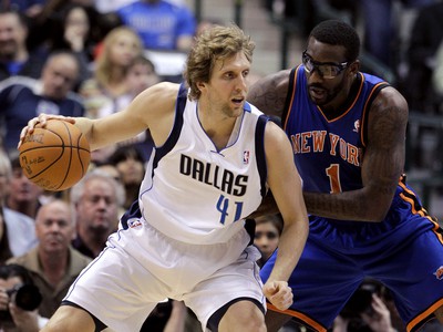 Dirk Nowitzki a Amare