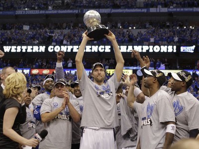 Dirk Nowitzki s trofejou