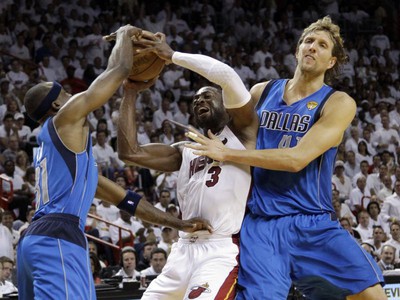 Wade bránený dvojicou Terry
