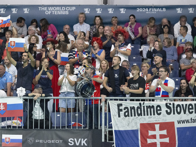 Slovenskí fanúšikovia povzbudzujú počas úvodnej dvojhry finálového duelu Slovensko - Taliansko medzi Viktóriou Hrunčákovou a Luciou Bronzettiovou na finálovom turnaji Pohára Billie-Jean Kingovej