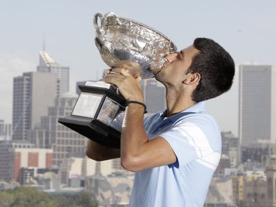 Novak Djokovič pózuje s trofejou v Melbourne
