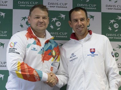 Na snímke zľava nehrajúci kapitán tenisového daviscupového tímu Bieloruska Vladimir Volčkov a nehrajúci kapitán tímu Slovenska Dominik Hrbatý