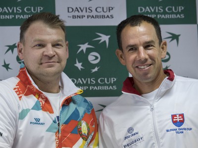 Na snímke zľava nehrajúci kapitán tenisového daviscupového tímu Bieloruska Vladimir Volčkov a nehrajúci kapitán tímu Slovenska Dominik Hrbatý