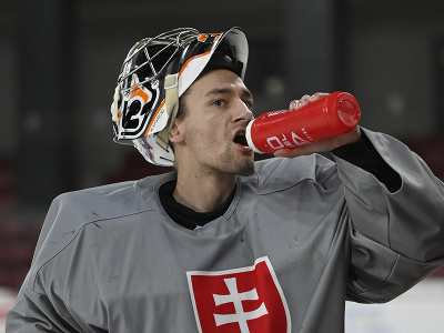 Brankár Dominik Riečický na ľade počas prípravy slovenskej hokejovej reprezentácie na majstrovstvá sveta