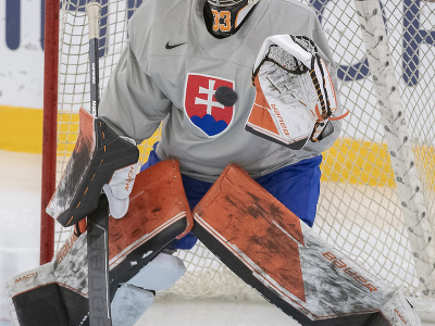 Slovenský hokejový reprezentant brankár Dominik Riečický počas voľného tréningu