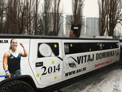 Dominika Cibulková po návrate z Austrálie prišla z letiska v luxusnej limuzíne. Pri Národnom tenisovom centre ju vítali fanúšikovia.