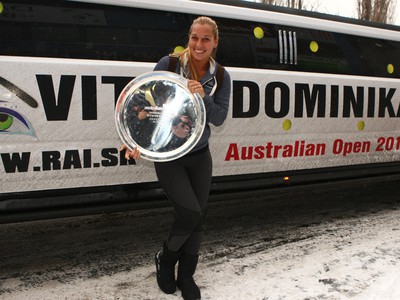 Dominika Cibulková po návrate z Austrálie prišla z letiska v luxusnej limuzíne. Pri Národnom tenisovom centre ju vítali fanúšikovia.