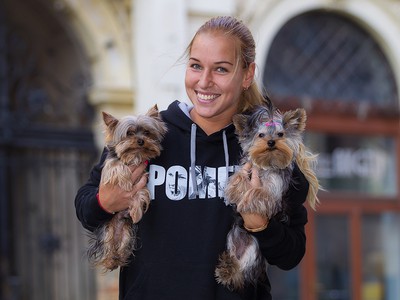 Dominika Cibulková nosí na cesty aj svojich dvoch psích miláčikov Miu a Woodyho
