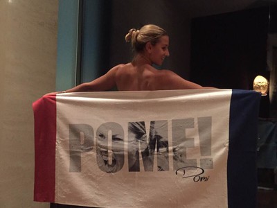 Dominika Cibulková zahalená uterákom zo svojej kolekcie oblečenia DOMI.