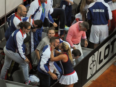 Dominika Cibulková sa raduje z výhry spolu so svojim partnerom