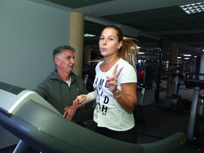 Dominika Cibulková trénuje s dlahou na ruke