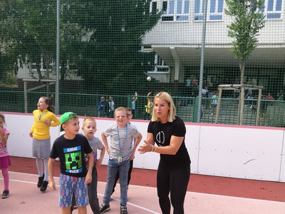 Dominika Cibulková počas tréningov s deťmi 