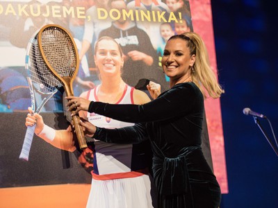 Bývalá tenistka Dominika Cibulková počas symbolického vešania rakety na klinec