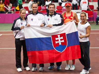Jana Čepelová, Magdaléna Rybáriková, kapitán slovenského tímu Matej Lipták, Daniela Hantuchová a Dominika Cibulková 