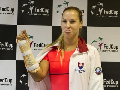 Dominika Cibulková s dlahou na ruke